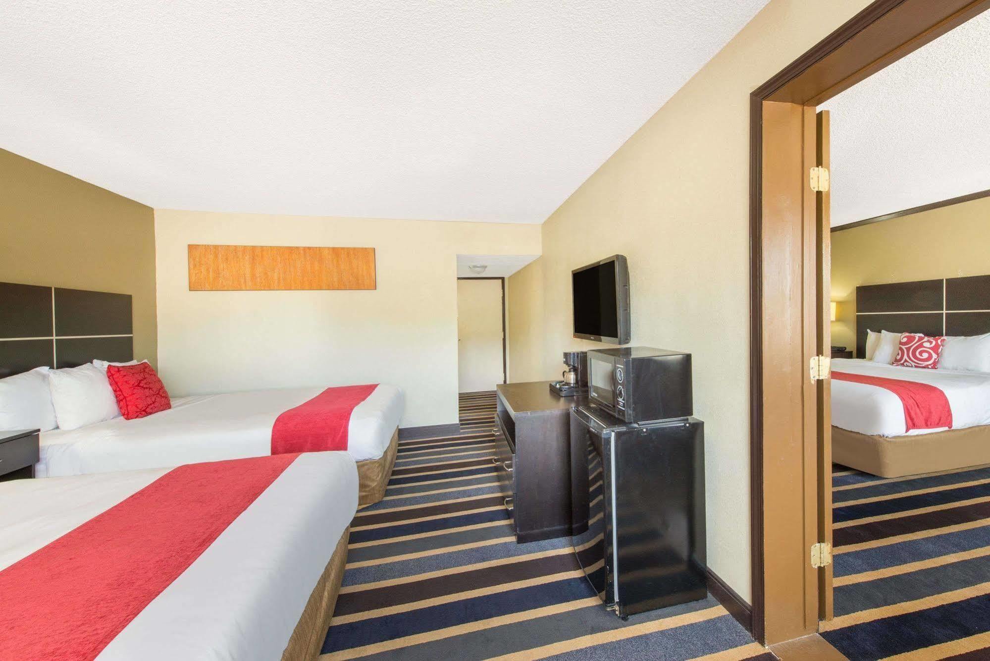Ramada By Wyndham Albuquerque East Hotell Exteriör bild