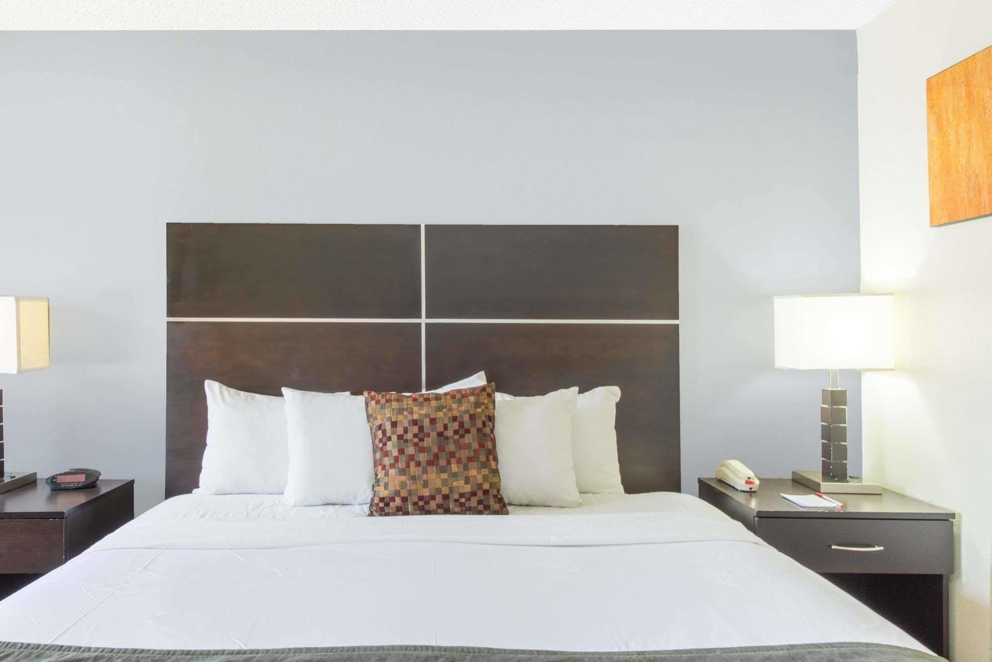 Ramada By Wyndham Albuquerque East Hotell Exteriör bild