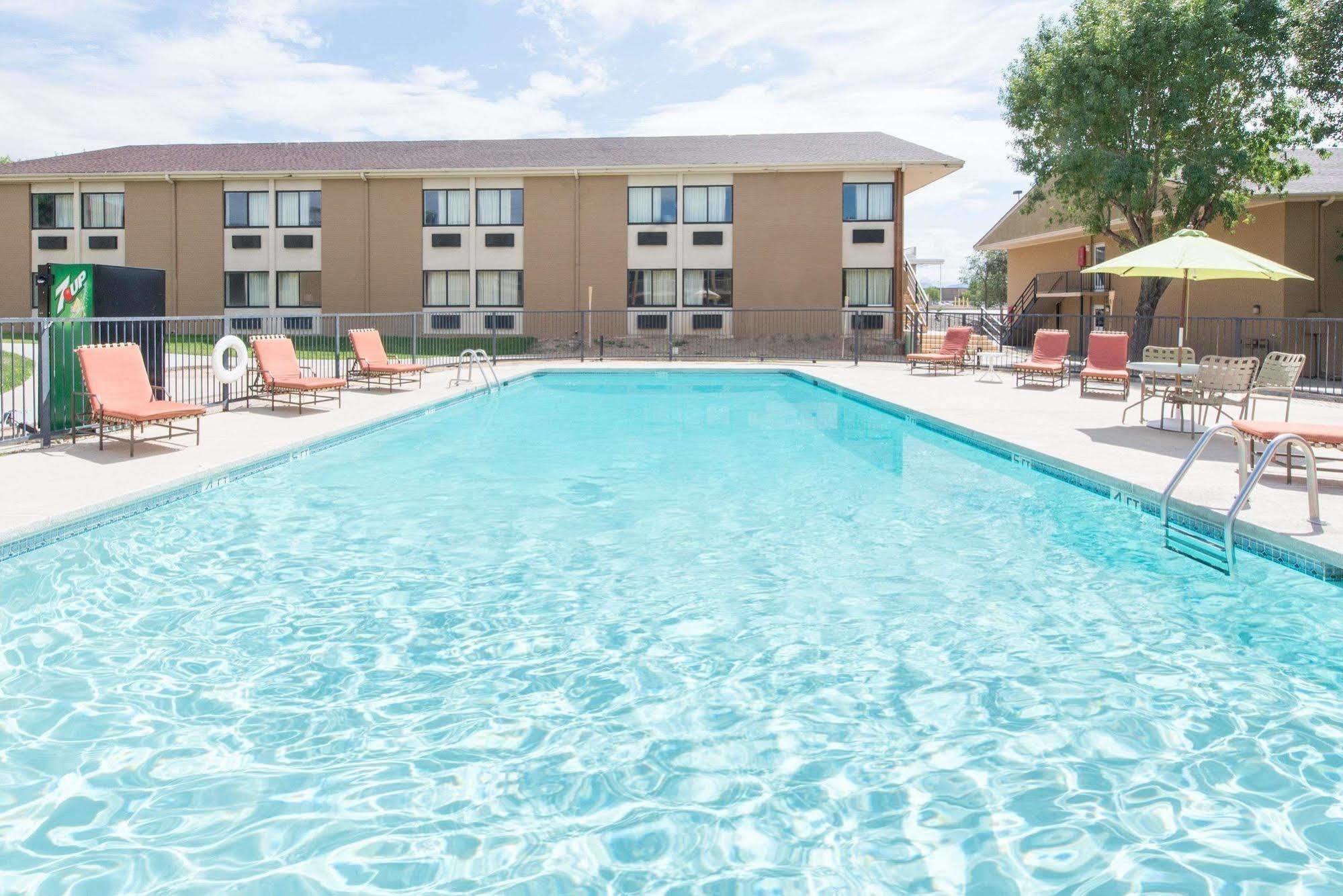 Ramada By Wyndham Albuquerque East Hotell Exteriör bild