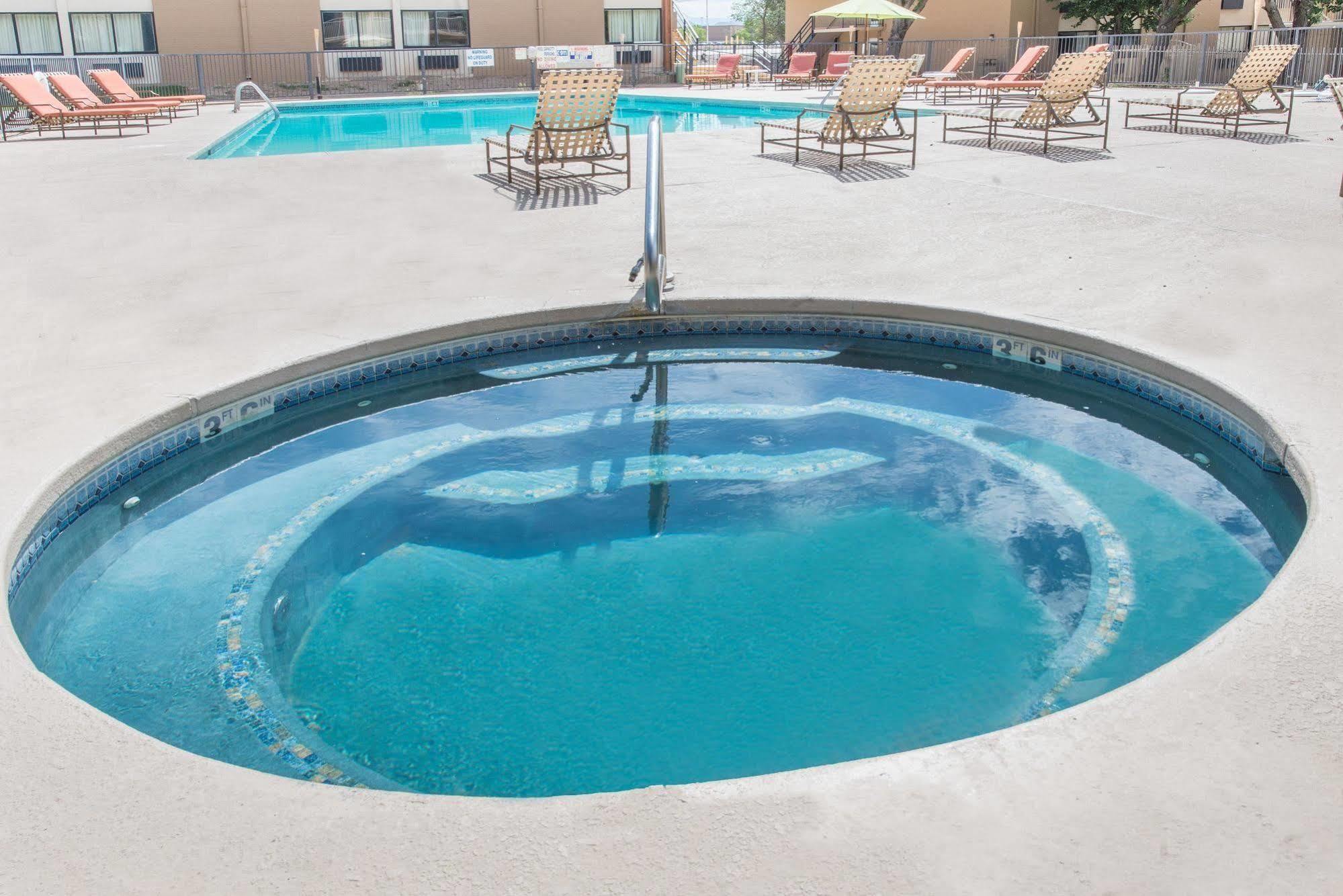 Ramada By Wyndham Albuquerque East Hotell Exteriör bild
