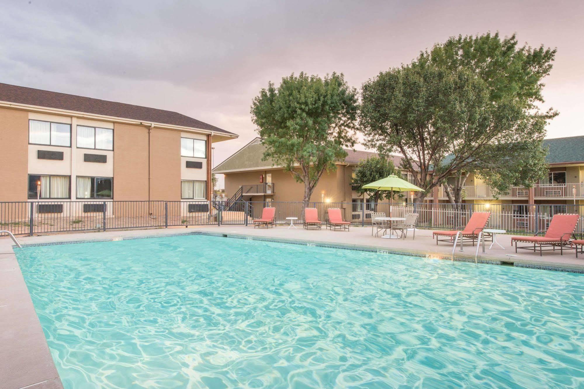 Ramada By Wyndham Albuquerque East Hotell Exteriör bild